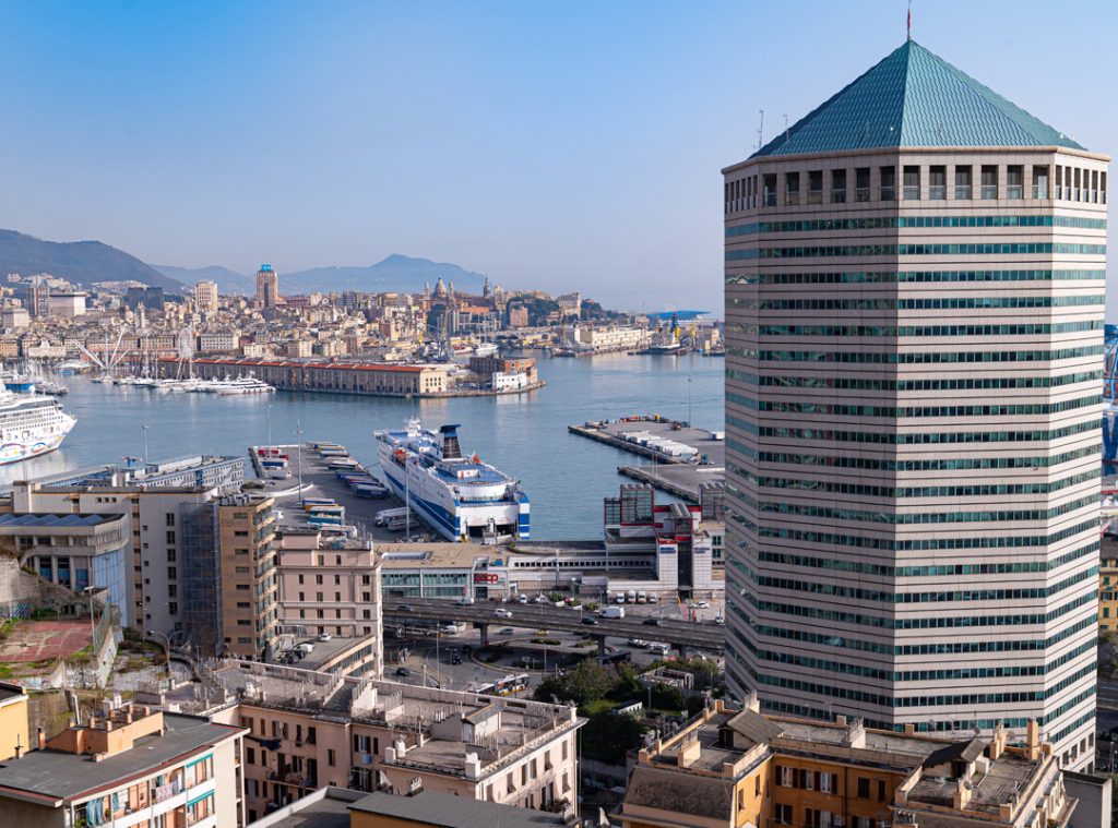 vista del grattacielo Matitone e porto di Genova